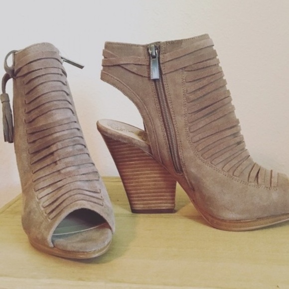 Vince CAMUTO Beige Suede Leather Janessa Peep Toe Heels Size 8 With Tassels - Picture 11 of 12